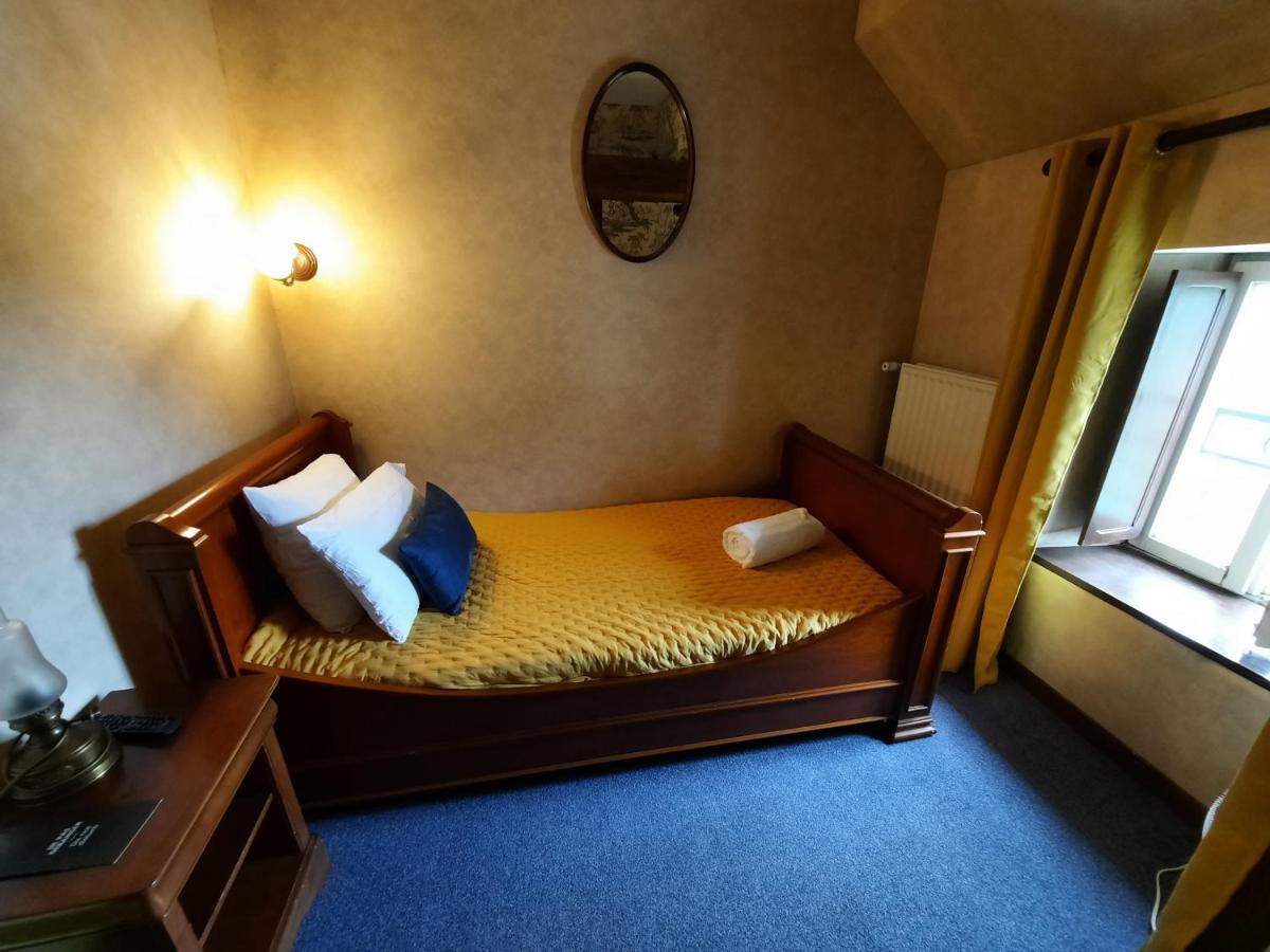 Hotel De La Barbacane Tiffauges Esterno foto