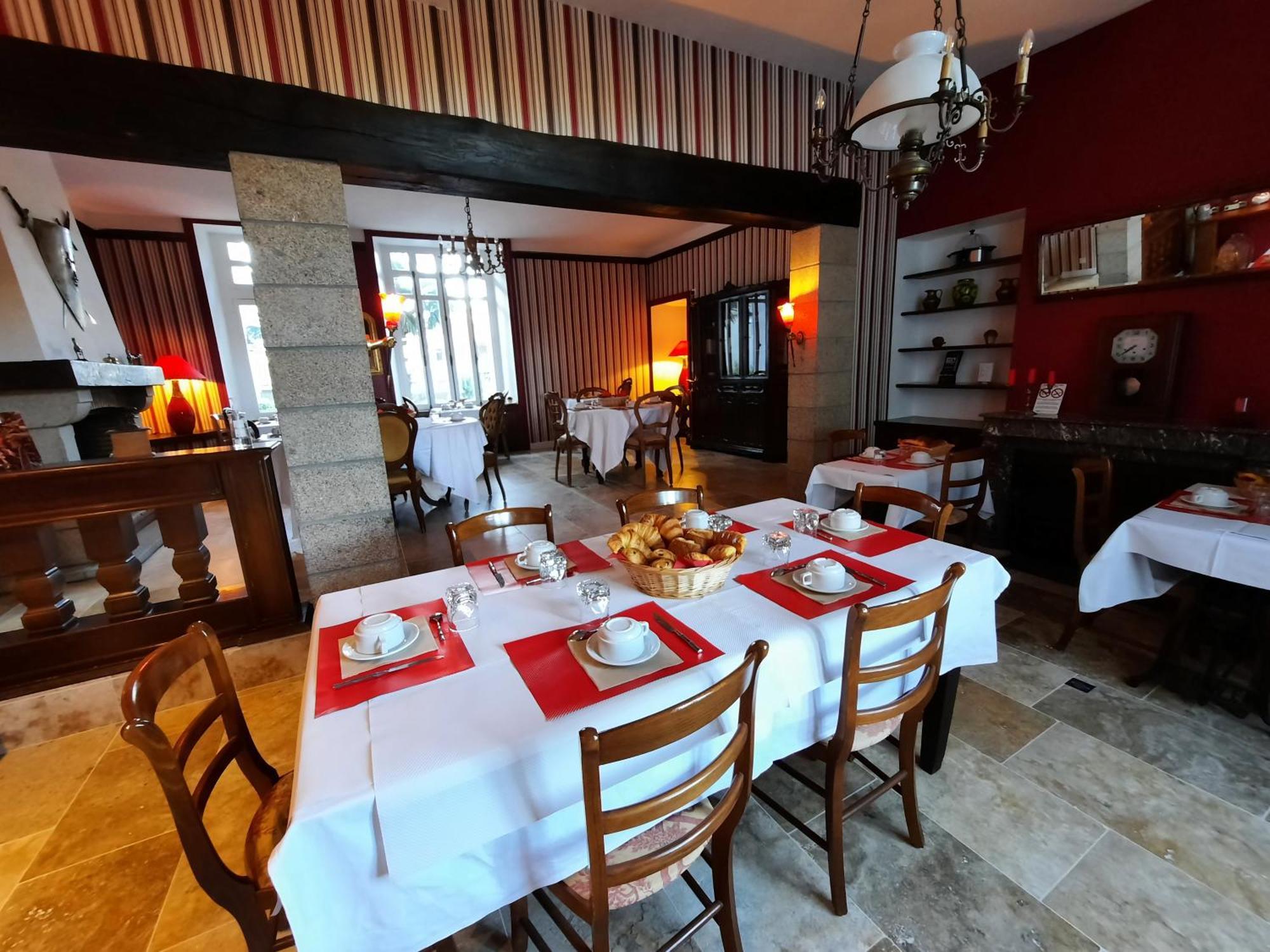 Hotel De La Barbacane Tiffauges Esterno foto